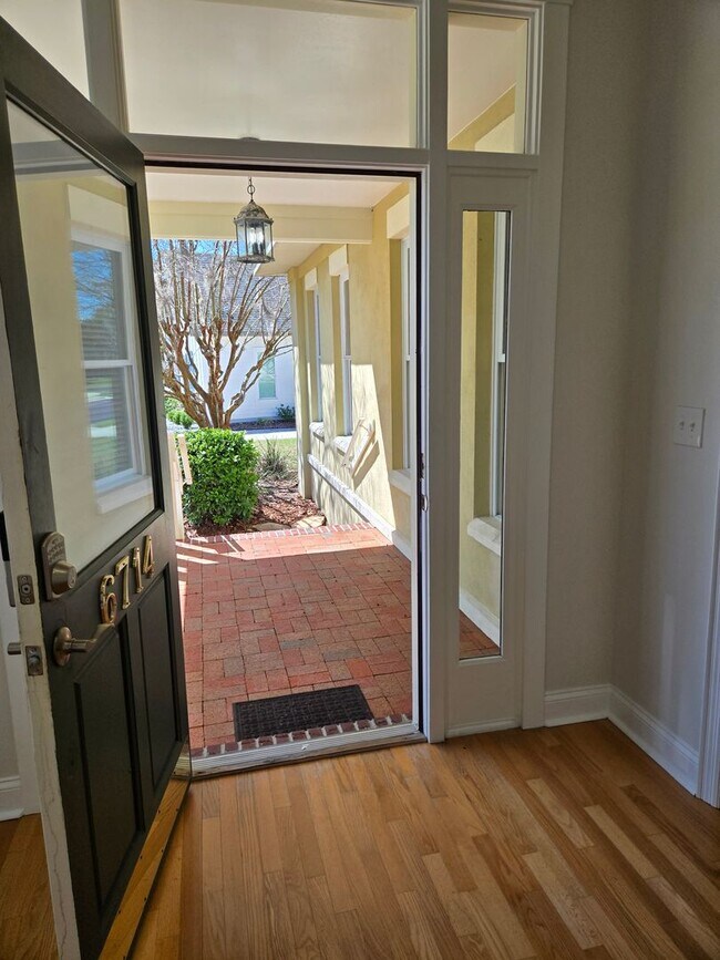 Building Photo - 3-bedroom, 2-bathroom cottage-style villa in Savanna Pointe