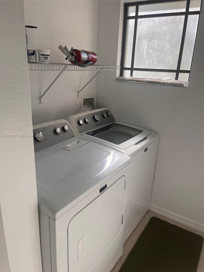 Building Photo - 3021 Alcazar Pl