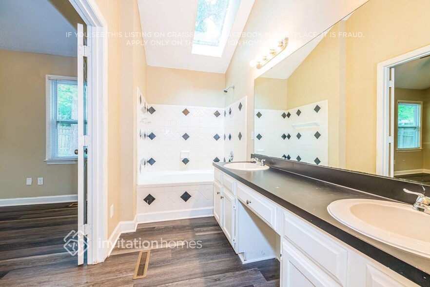 Building Photo - 2704 Kempsford Pl