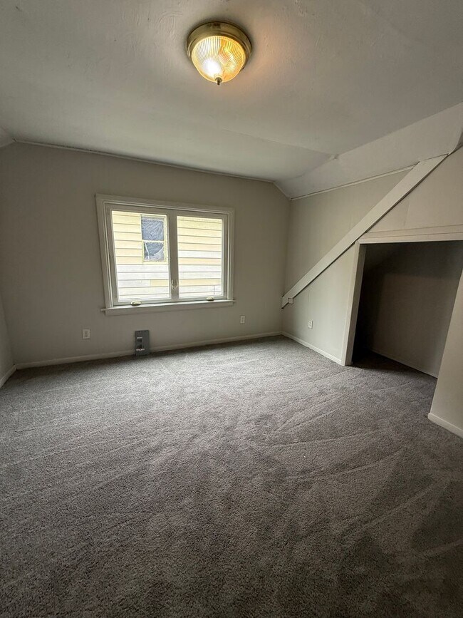 Building Photo - 4bd Single Section 8 *1/2 OFF SECURITY DEPOSIT SPECIAL*