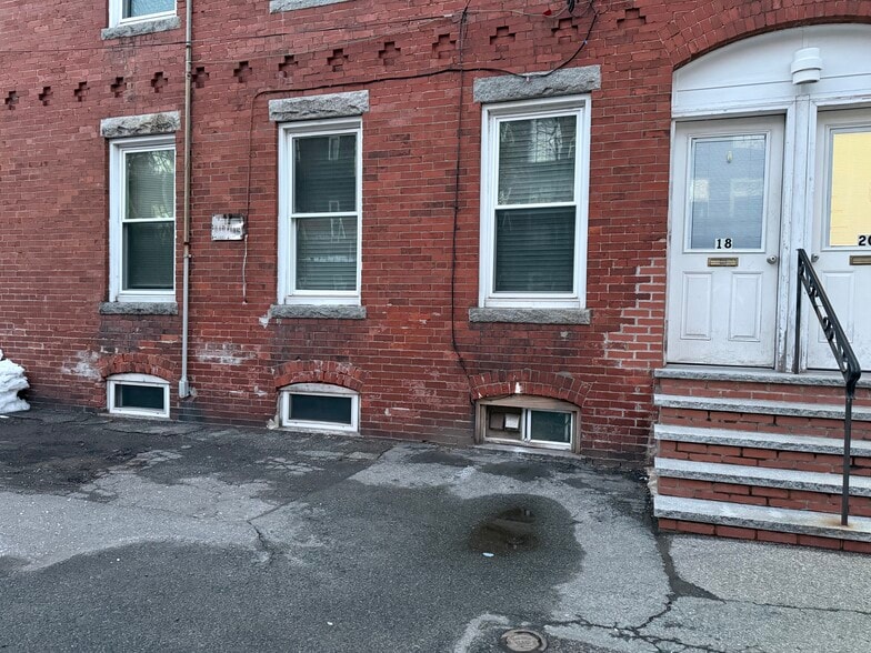 Building Photo - 18 Holmes St