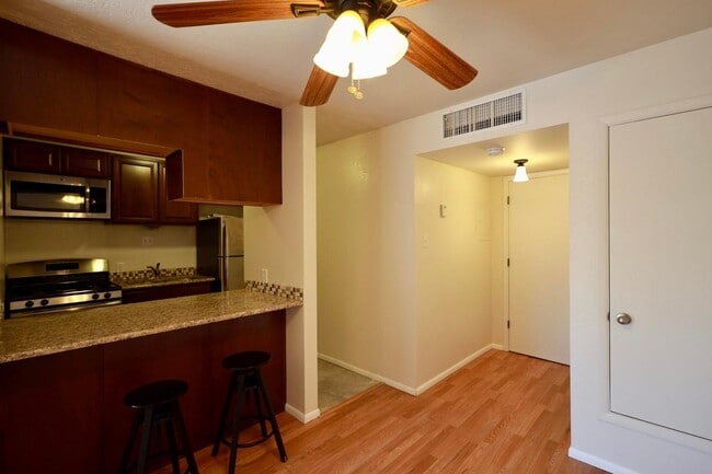 Building Photo - 1025 Valencia Dr SE