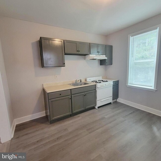 Building Photo - 5426 Regent St