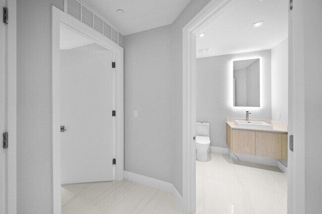 Building Photo - 3100 N Ocean Dr