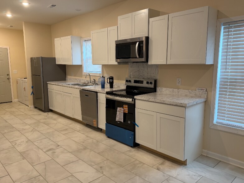 Building Photo - 204 Hutchinson Ln