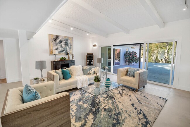 LIVING ROOM - 16047 Meadowcrest Rd