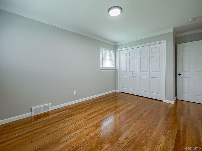 Building Photo - $2300 3 bed 2 bath bungalow