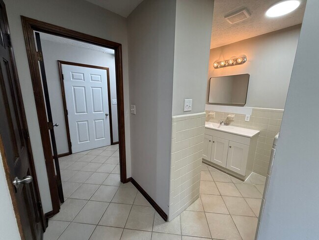 Building Photo - Spacious 3-Bedroom Ranch for Rent in Franklin, KY!
