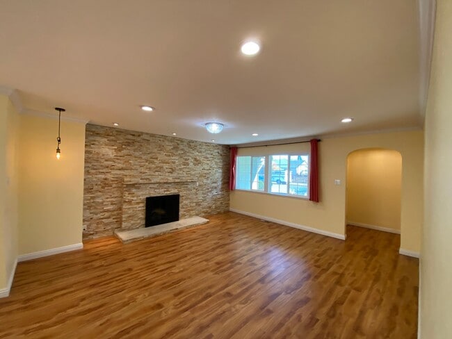 Building Photo - REDWOOD CITY - Beautifully Updated 3BR/2BA