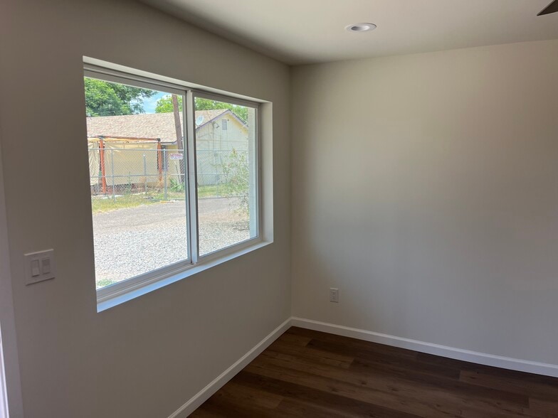 1 Bedroom - 1727 E Oak St