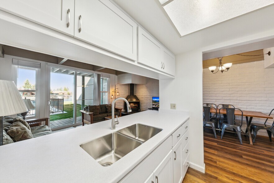 Building Photo - 439 Ala Wai Blvd