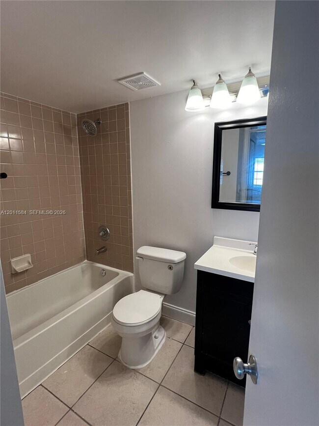 Building Photo - 2880 N Oakland Forest Dr