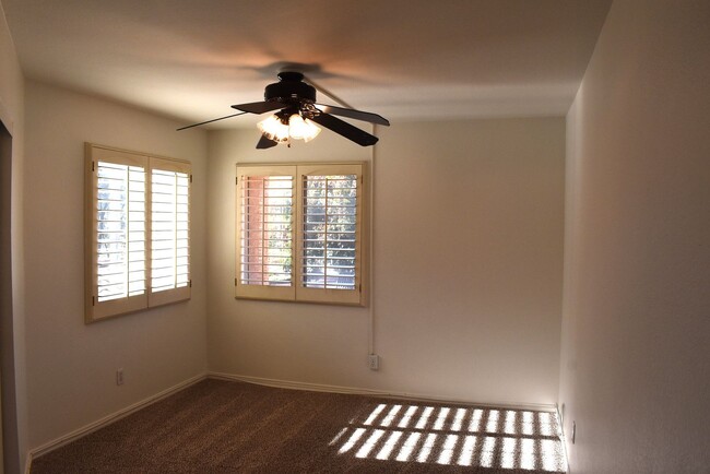 Building Photo - 3 Bedroom 2.5 Bath Townhome in the Knolls-...