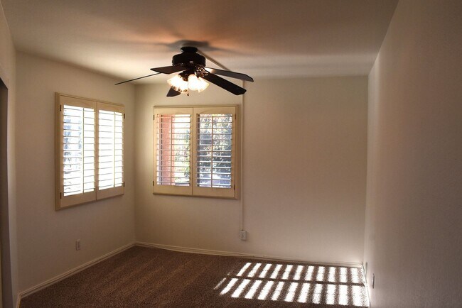 Building Photo - 3 Bedroom 2.5 Bath Townhome in the Knolls- El Cajon