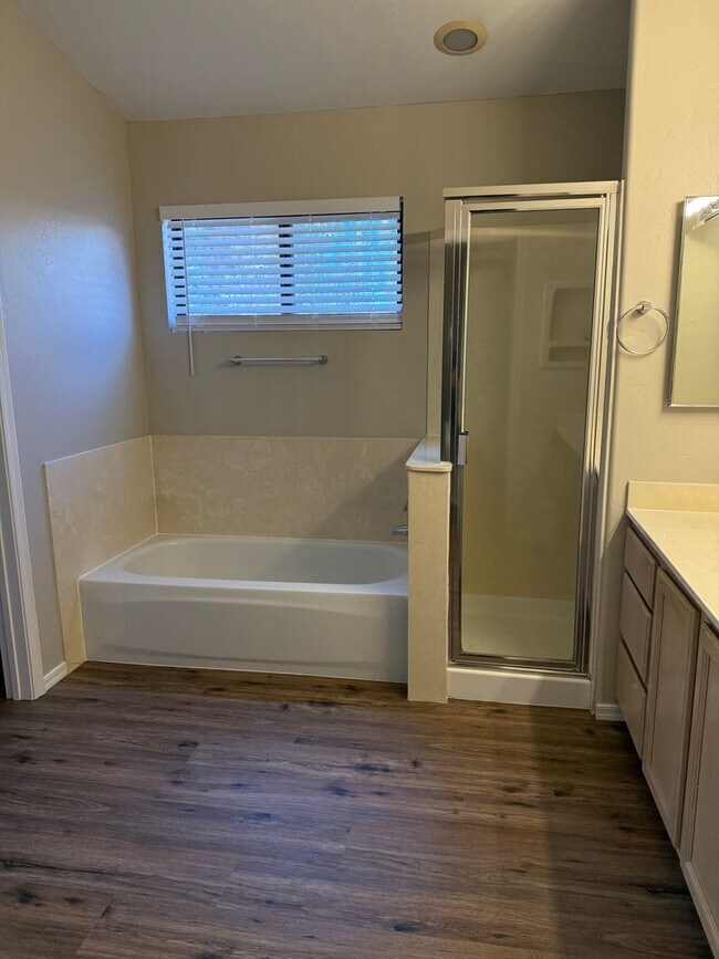 Building Photo - Oro Valley SFH in Gated Community
