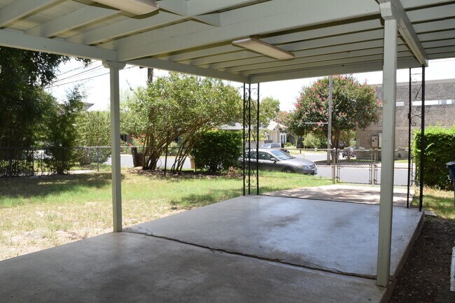 Building Photo - 2 Bedroom off Lake Austin Blvd!