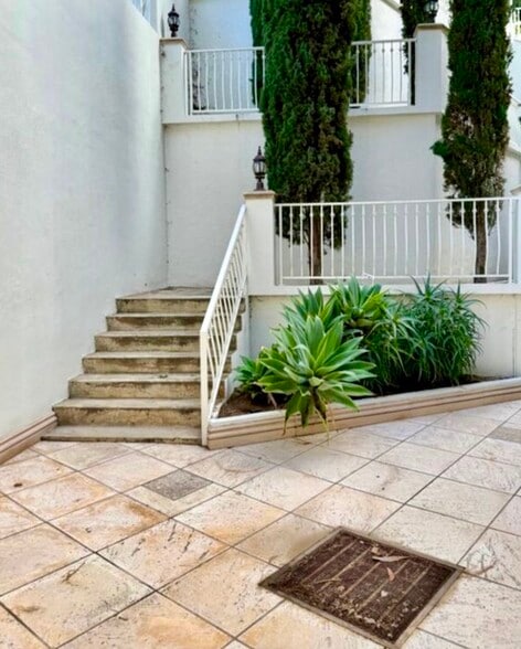 Building Photo - 2618 N Vermont Ave