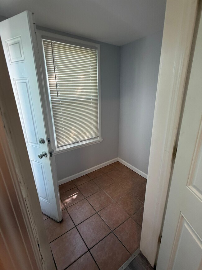 Building Photo - 161 Zabriskie St