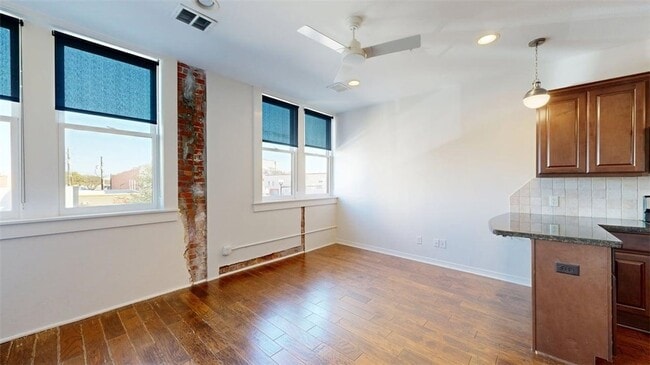 Building Photo - 206 N Main St