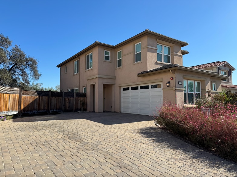 Front Door & Garage - 2020 Brentwood Pl