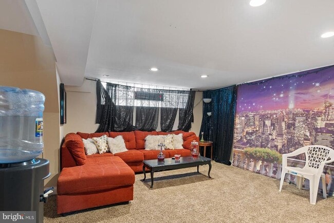 Building Photo - 2874 Tolbut St