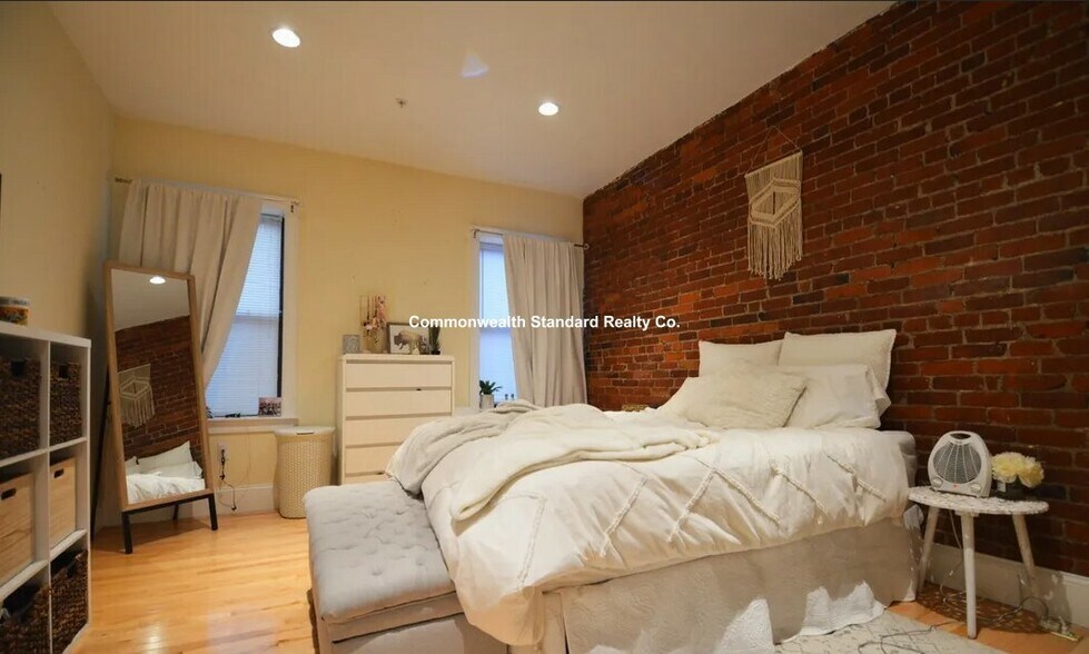 Building Photo - 1203 Beacon St