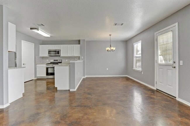 Building Photo - 5913 Silver Screen Dr