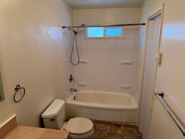 Building Photo - 1-bdroom, 1-bathroom duplex near Marie Jacob's Park!