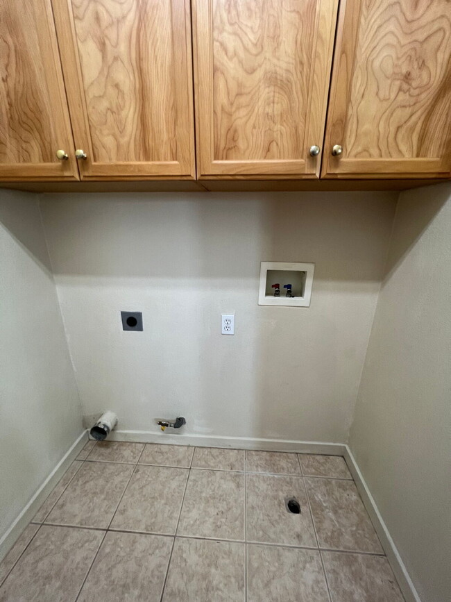 Building Photo - North Merced: $2400 Two Story 4 Bedroom / ...