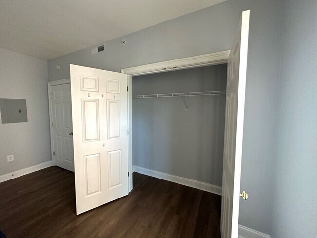 Building Photo - Upscale 2 bedroom/2 bathroom Condo in uptown Charlotte, Short Walk to Bank Of America Stadium