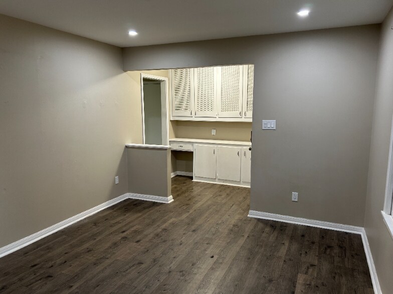 Building Photo - 5507 Floyd Ave