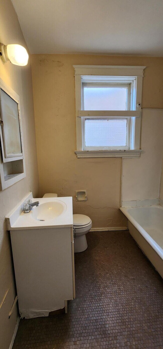 Building Photo - ** MOVE IN SPECIAL** Historic South City Living