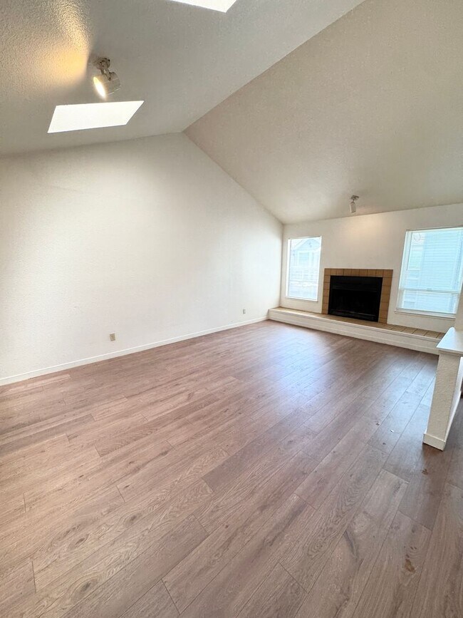 Building Photo - Upstairs 2 Bed / 2 Bath Condo in Gated Community – Available Now