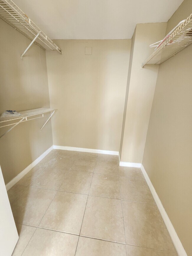 Building Photo - Large  1BR/1.5BA. No minimum Credit Score required!