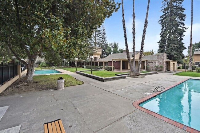 Building Photo - Fantastic 2-Bed, 2-Bath Townhouse with Pri...