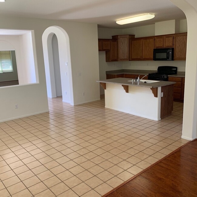 Building Photo - 4 BEDROOM VICTORVILLE HOME