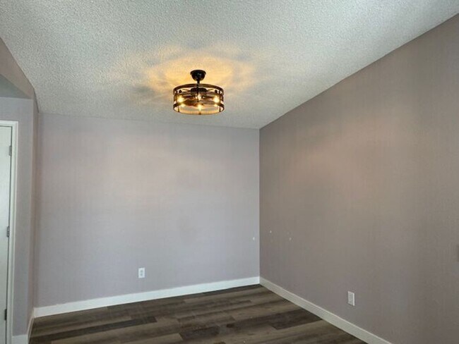 Building Photo - $2,350 Lovely Remodeled 3 Bedroom-2 bath-2...