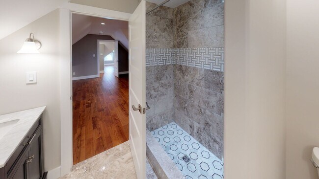 Building Photo - $1650 per Bedroom | 7BR/5BA in Fort Sander...