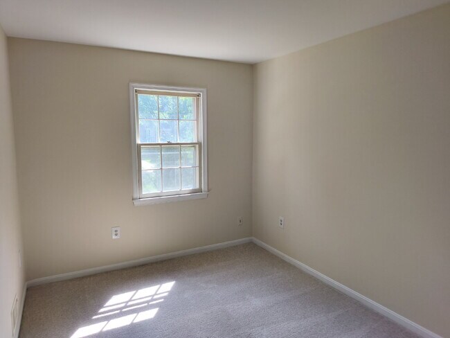 Building Photo - McLean Park Haven: Serene Living in a Tran...