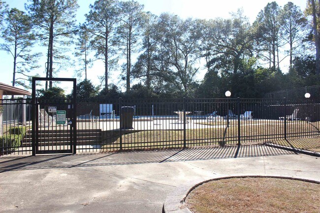 Building Photo - 409 Westwood Dr