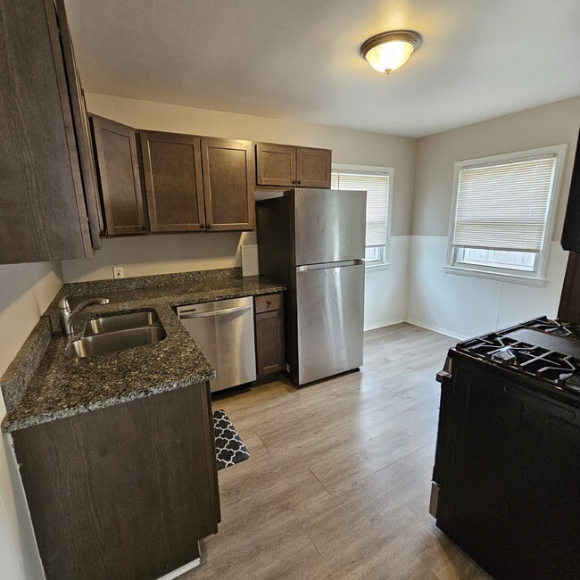 Building Photo - 3 Bedroom Bungalow w/ New Carpet Through O...