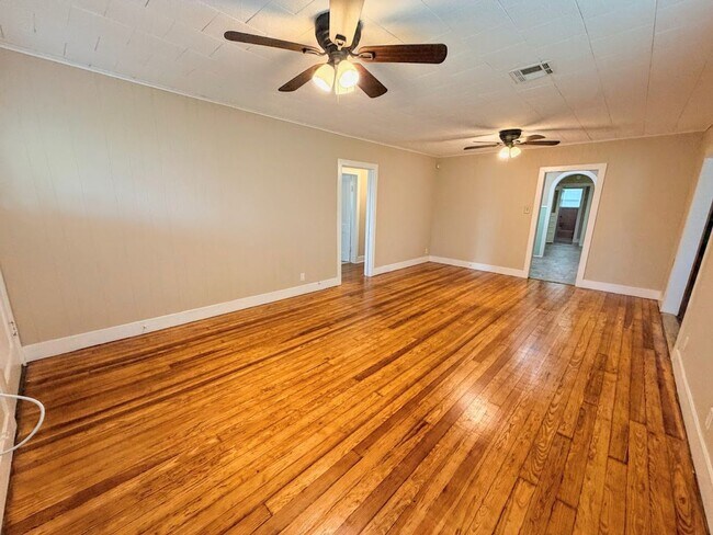 Building Photo - Spacious 4BR Downtown Lake Charles Home - Full of Character