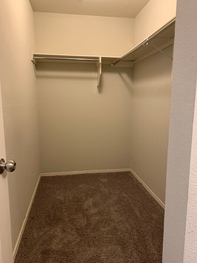 Building Photo - 3 bed 2 bath-Valley View-2 Car Garage