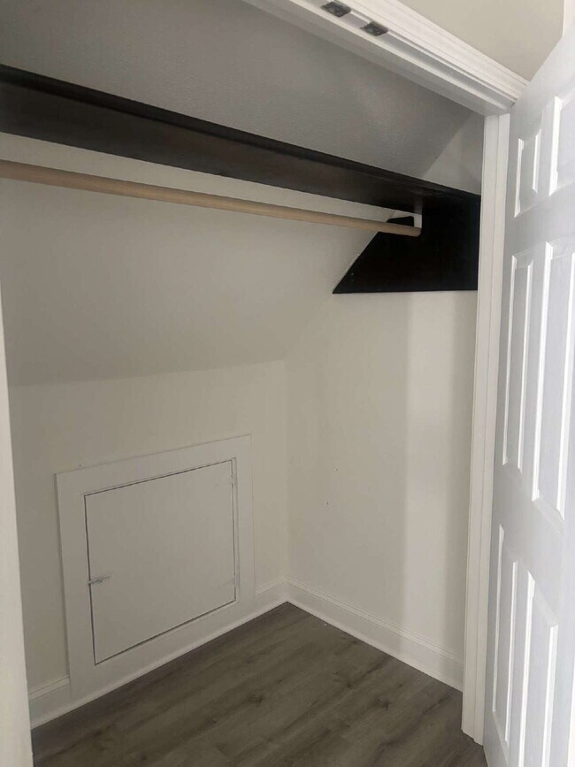 Building Photo - UNIQUE !  3-Bed Home with Scenic Views in ...
