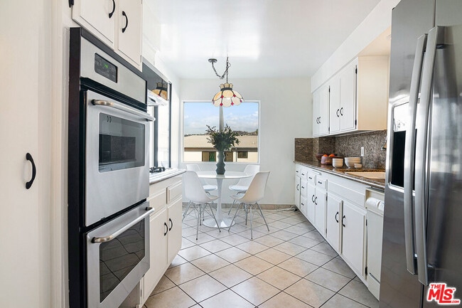 Building Photo - 344 S Doheny Dr