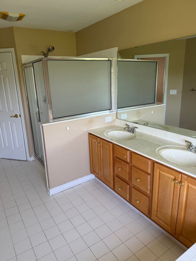 Building Photo - 4BR/3.5BA | Newly Renovated Single Family Home | Large Home is Desirable Pine Run!  Best of Mason