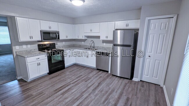 Building Photo - Just remodeled - 2 Bed/1.5Ba - Sect 8 Acce...