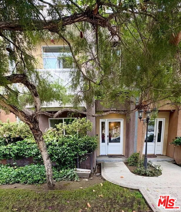 Building Photo - 11622 Oxnard St