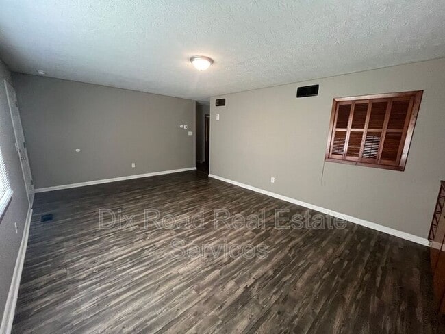 Building Photo - 440 W Wenger Rd
