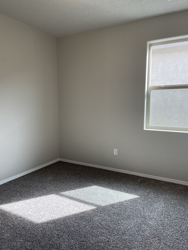 Building Photo - 4868 Longs Peak Rd NE